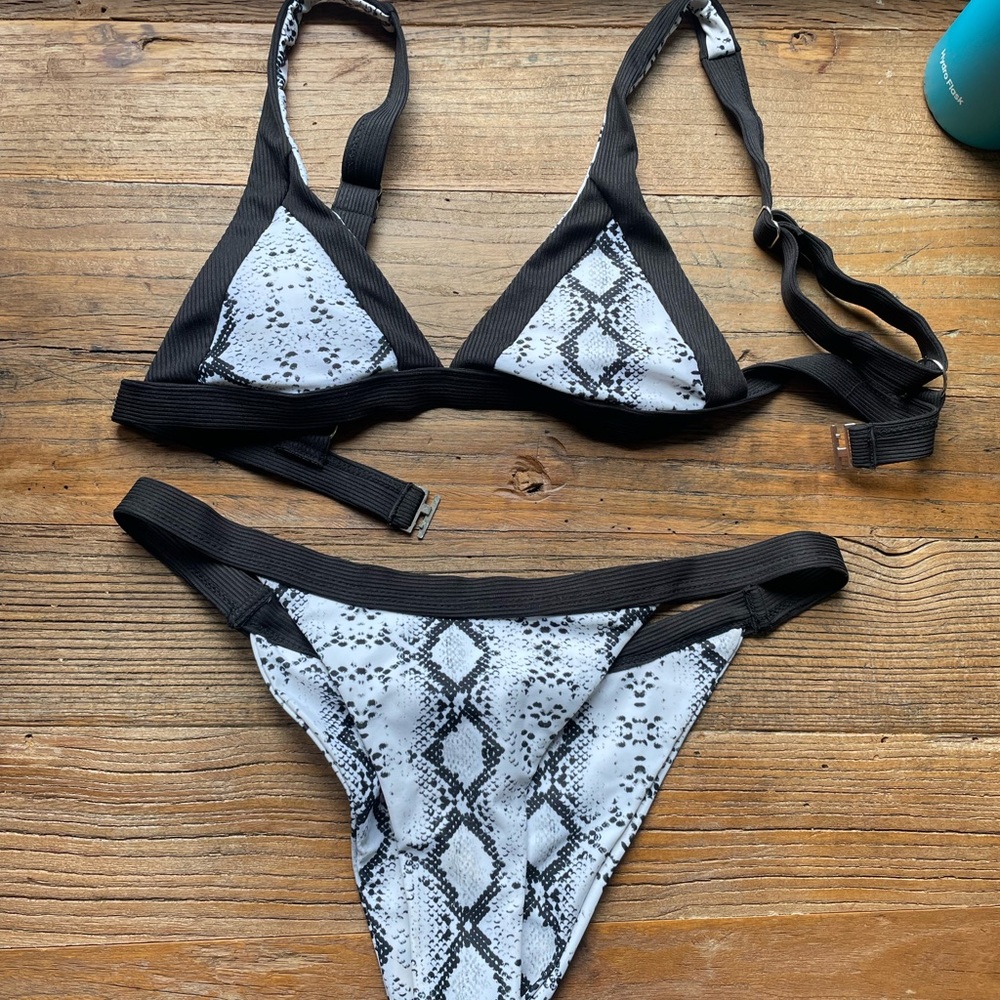 Black bikini set